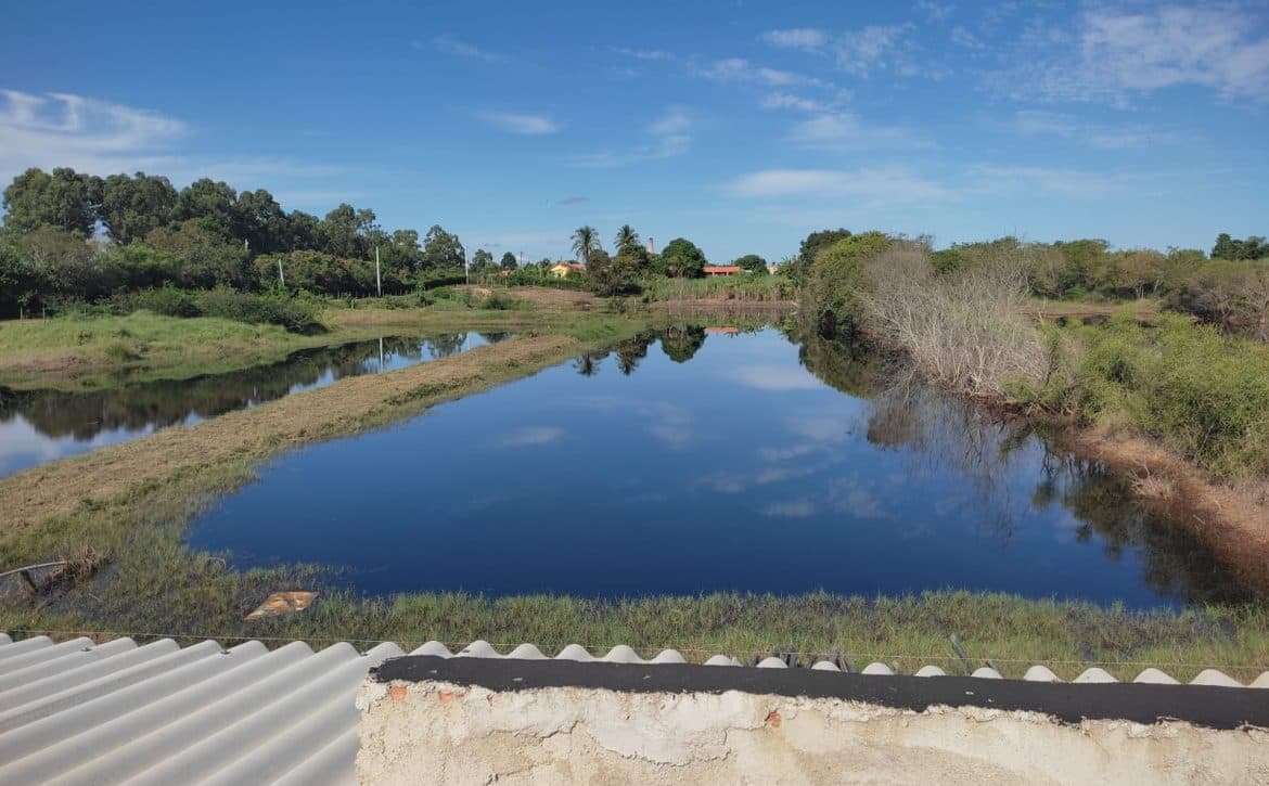 Cava de barro convertida em reservatório hídrico para agricultura sustentável e recuperação ambiental em Campos dos Goytacazes